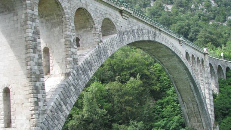 Solkanski most bo žarel v barvah