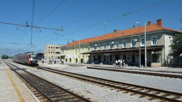 Na železni&scaron;ki postaji v Sežani iztirila lokomotiva