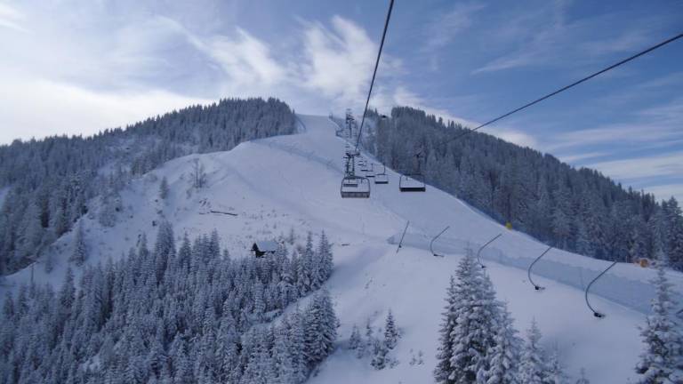 Štiri huje poškodovane osebe po padcu gondole