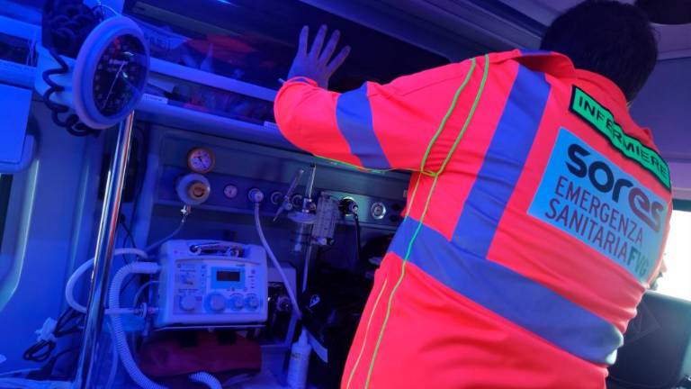 Potnika čez vetrobransko steklo vrglo na cestišče