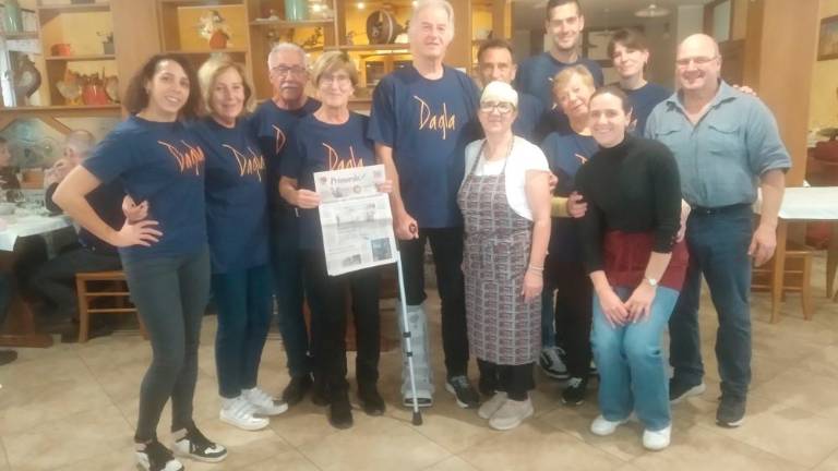 Ko smo obrali vse do zadnje oljke in so nam Bernarda, Veronika in Darjo postregli z odličnim kosilom za likof, smo prebrali še Primorski dnevnik ... kot zvesti