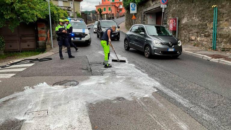 V Ulici Commerciale odstranjevali spolzko snov na cestišču