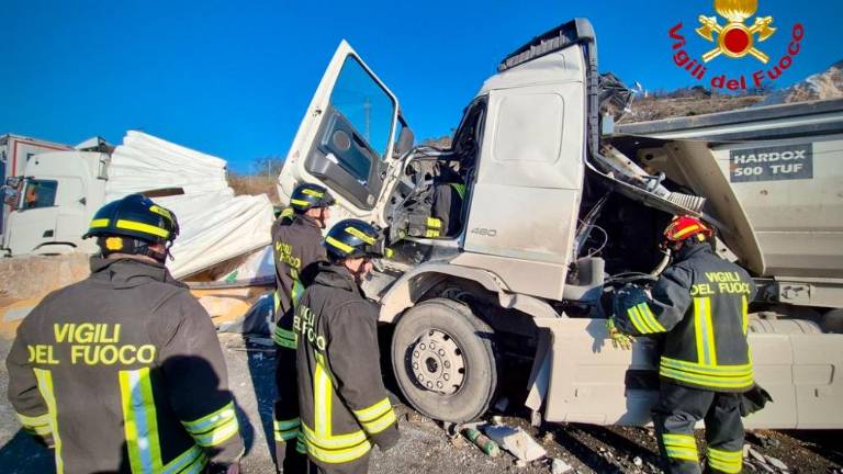 Na avtocesti trčilo več tovornjakov (video)