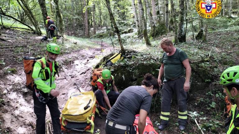 Med pohodom si je zlomila kost na nogi