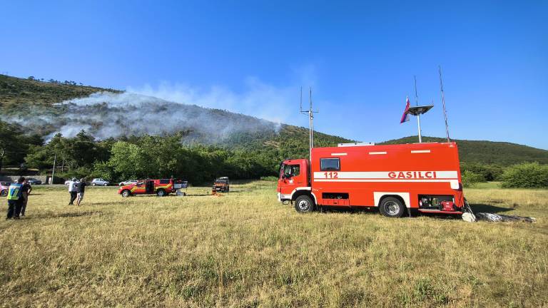 V okolici Brestovice se borijo s požarom