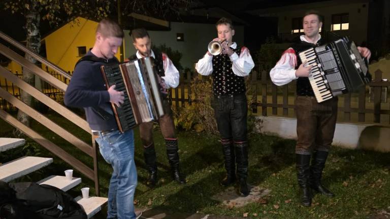 Avseniki navdušili sredi Sovodenj