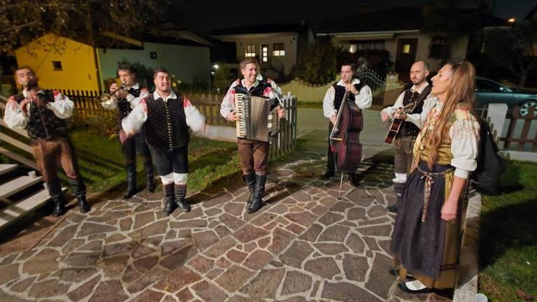 Avseniki navdušili sredi Sovodenj