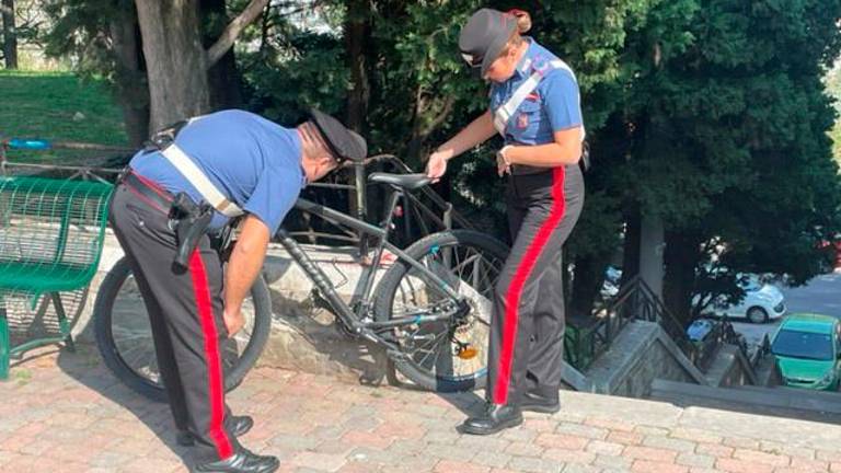 Izsledili vandala, ki je s črko Z pomazal več stavb in avtomobilov