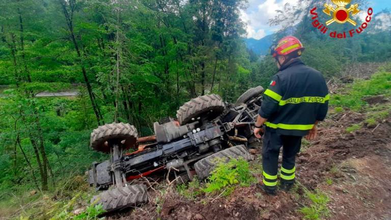Obležal ob prevrnjenem traktorju