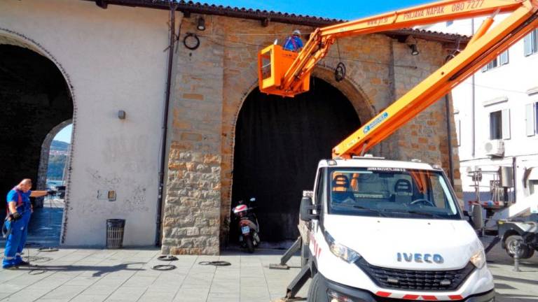 V Kopru že postavljajo novoletne lučke