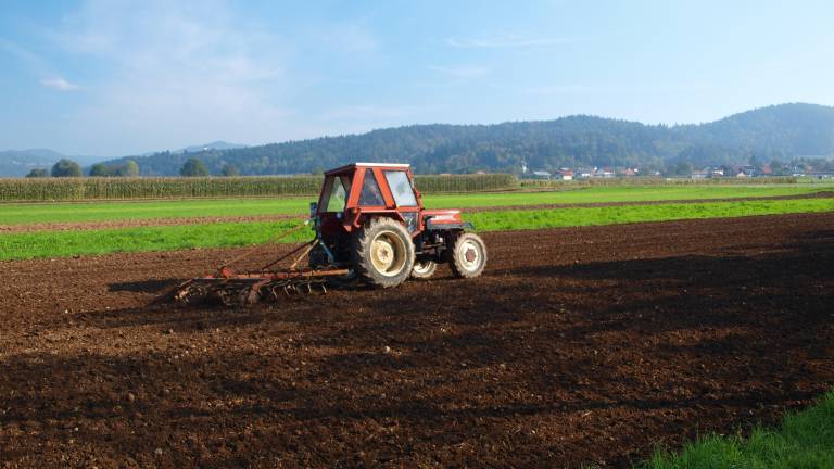 Traktor se je prevrnil in ga zmečkal