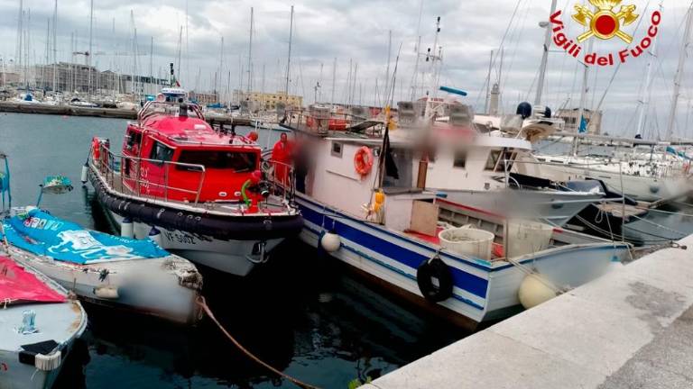 Z ribiškega čolna gasilci izčrpali šest tisoč litrov vode