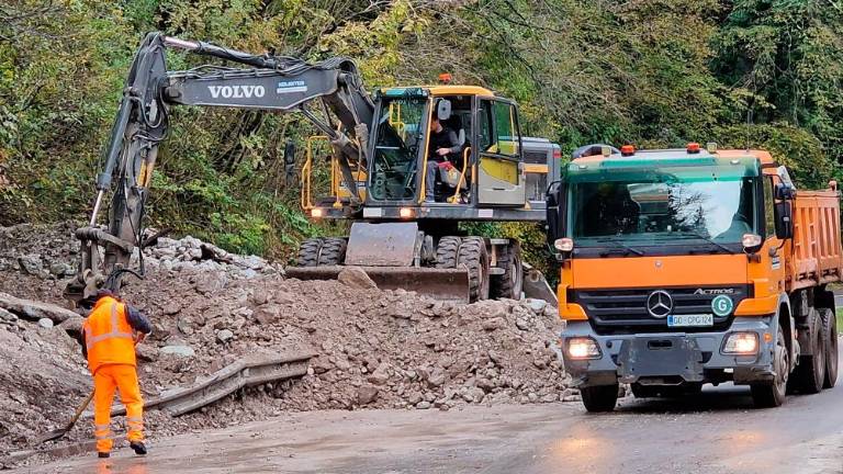 Na severnem Primorskem voda zalivala objekte in sprožila več plazov