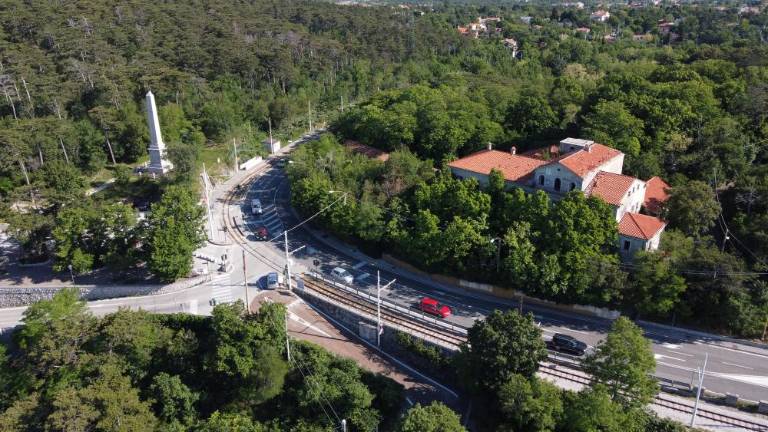 Supermarket pri Obelisku mora biti manjši