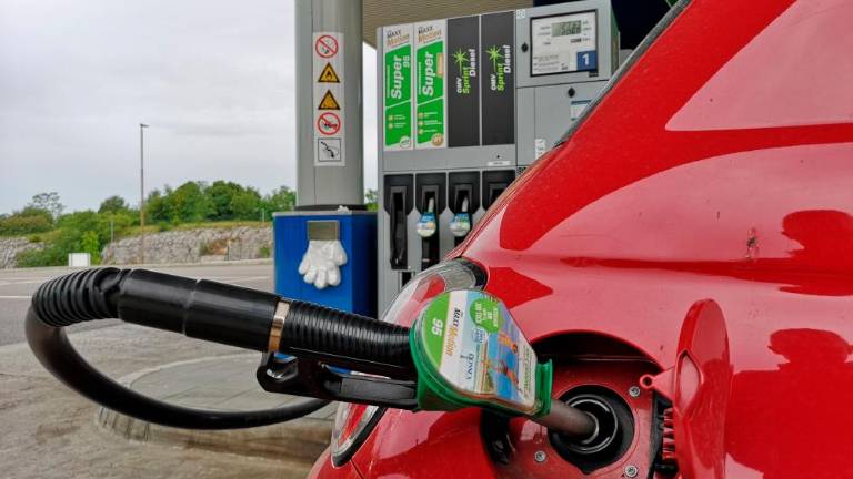 Od polnoči v Sloveniji nižje cene bencina in dizla