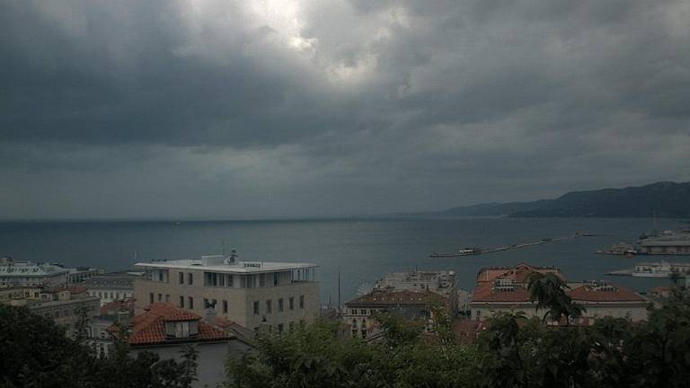 Razen ponekod ob morju pestro vremensko dogajanje