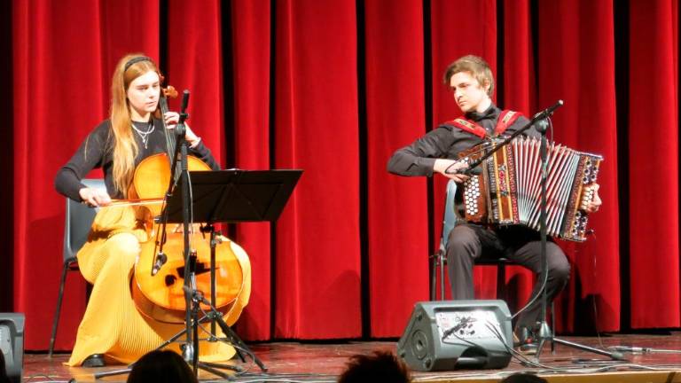 Bogastvo narave, glasbe in ljubezni v zlatem