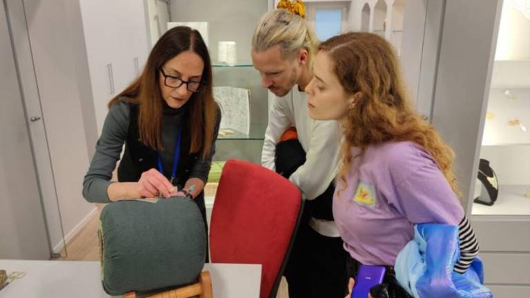 Trije umetniki spoznavajo goriški tekstil