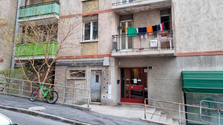 Steklo mu je prerezalo stegensko arterijo in je umrl