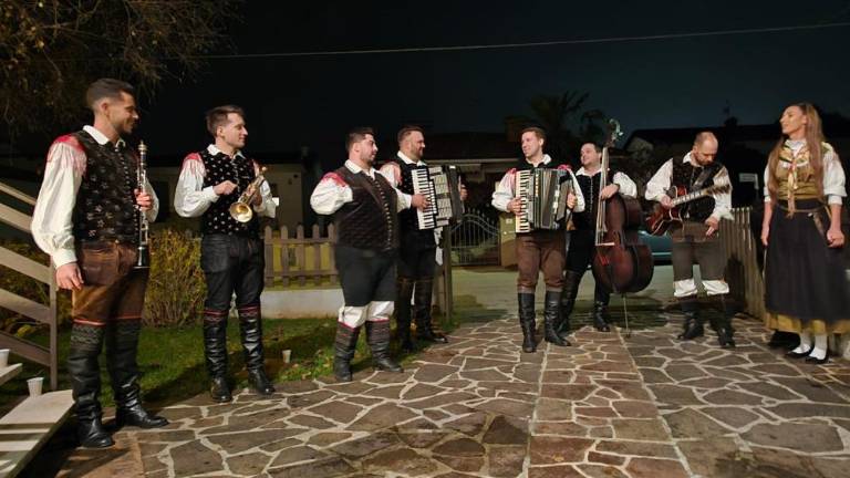 Avseniki navdušili sredi Sovodenj