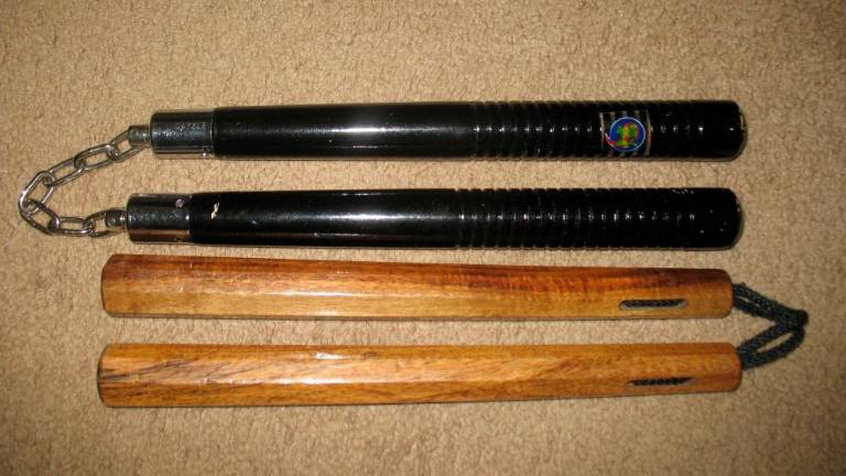 V stanovanje vdrl z nunčaki in katano