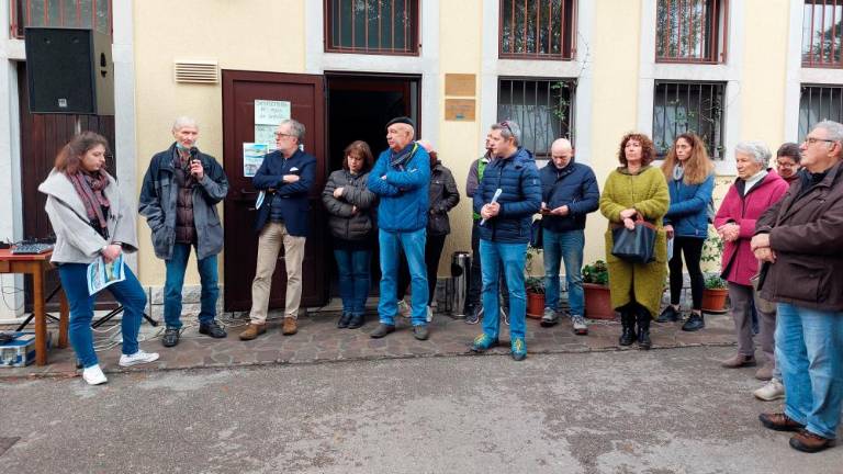 S pomikom postaje narasla jeza domačinov