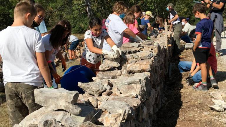 Še je čas za prijavo na brezplačno izobraževanje o kraški suhozidni gradnji