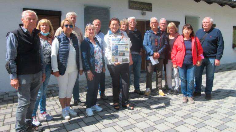 Skupina tržaških slovencev na obisku partizanskega muzeja v Peršmanovi domačiji pri Železni Kapli na Avstrijskem Koroškem <i>(Marijan Spetič)</i>