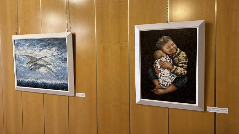 S slikarsko lopatico ustvarja na platnu in lesu