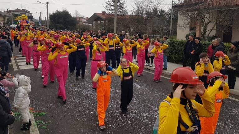 Pisana, razposajena, množična