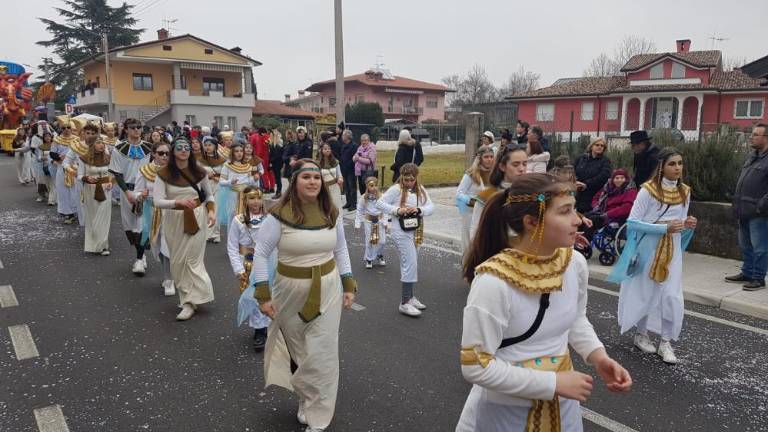 Pisana, razposajena, množična