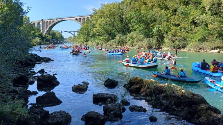 Zaveslalo jih je rekordnih 374 (video)