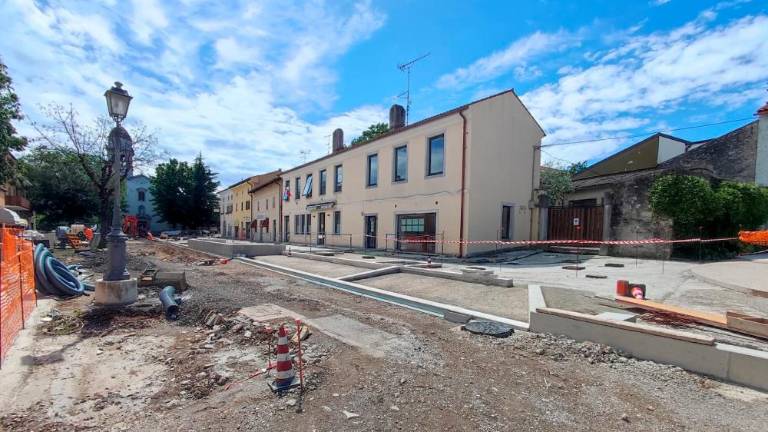 Prenovljeni nabrežinski trg naj bi zaživel šele septembra