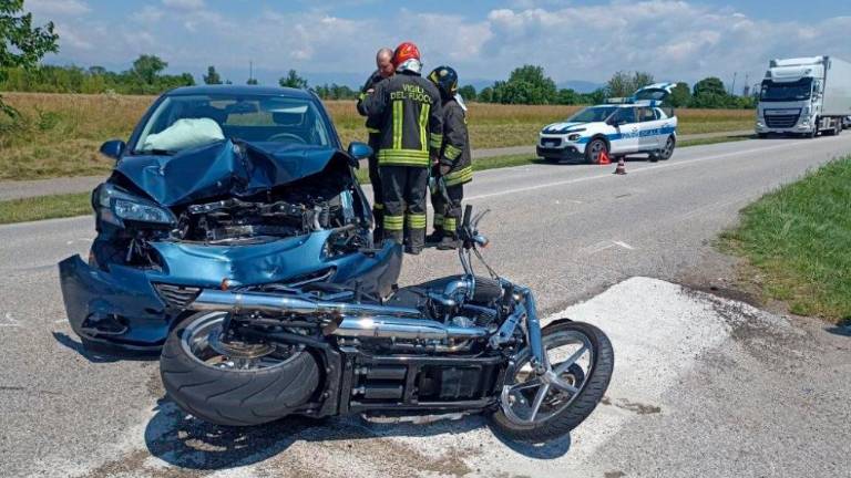 Trčila opel corsa in harley davidson