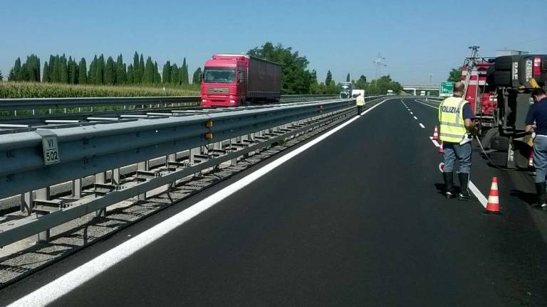 Tovornjak s pr&scaron;uti se je prevrnil med Redipuljo in Vile&scaron;em