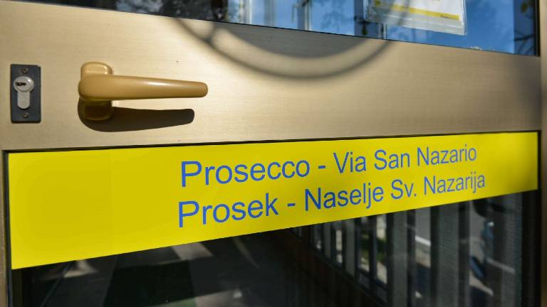 Slovenski napisi na vratih po&scaron;tnih uradov