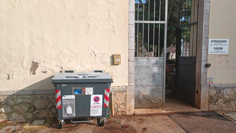 Pametnega zabojnika pred pokopališčem na Proseku ni mogel odpreti