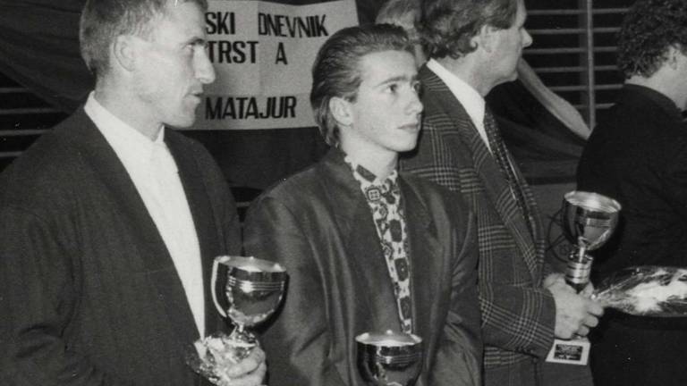 Rdeč pulover, dvojni axel in trte (ter oljke) &raquo;Na ogradi&laquo;