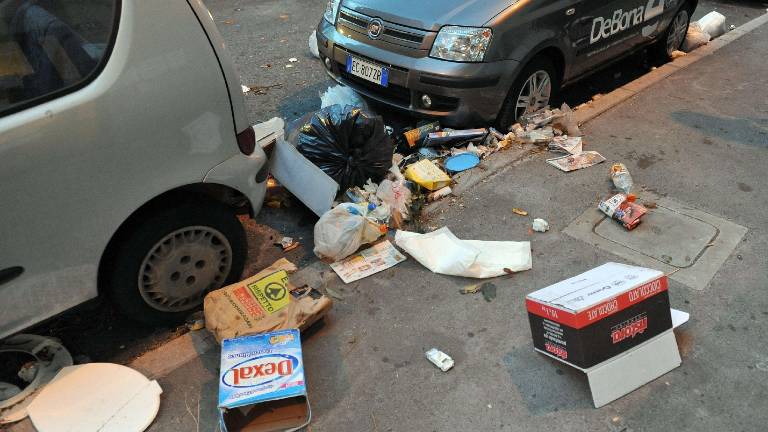 Evakuacija na univerzi in deset po&scaron;kodovanih pe&scaron;cev