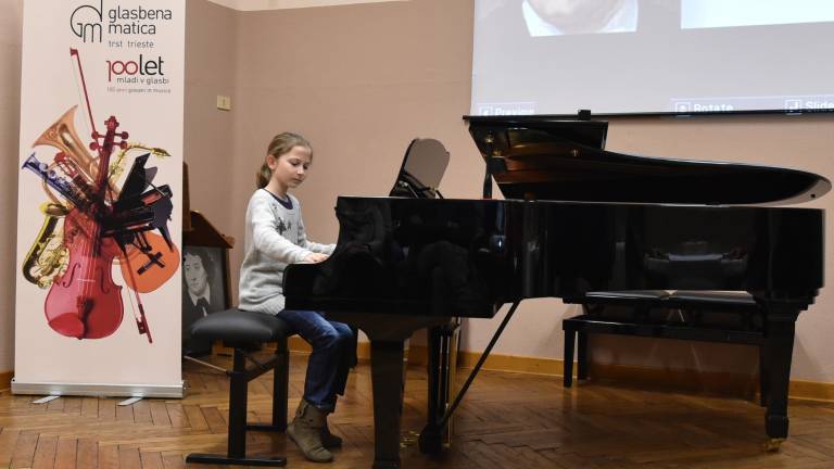 Povpra&scaron;evanje nara&scaron;ča, prispevki pa stagnirajo