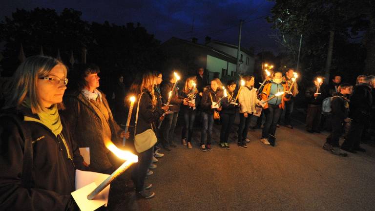 Skavtski križev pot ob gorečih baklah