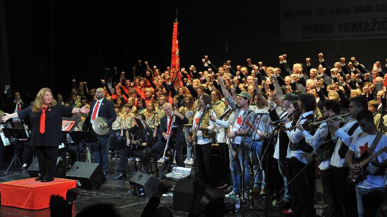 Partizanska pesem ogrela Kulturni dom