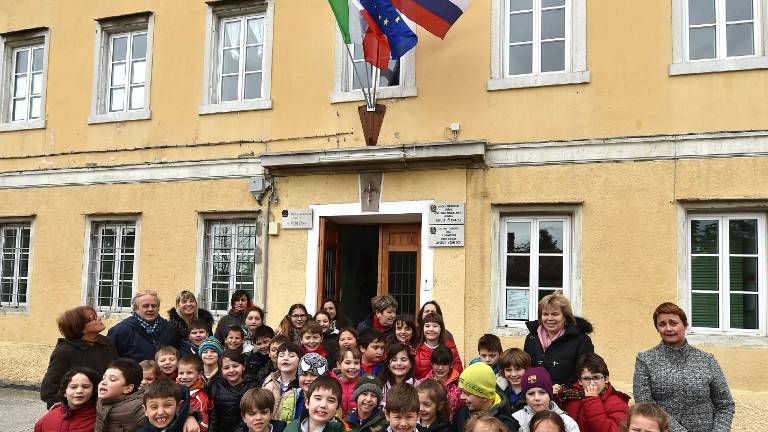 Slovenska zastava na prose&scaron;ki osnovni &scaron;oli