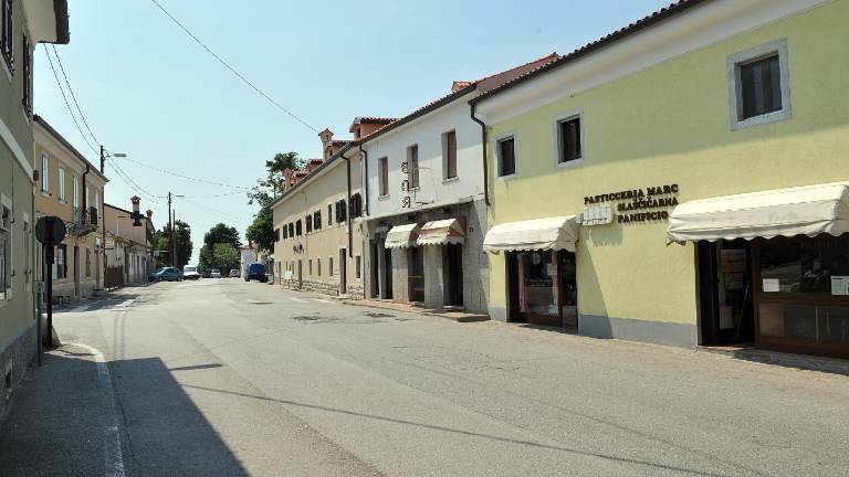 V Bazovici avtomobil zbil pe&scaron;ko