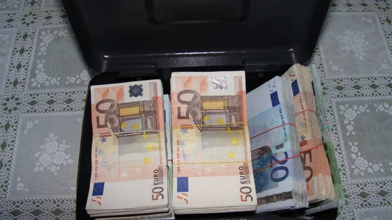 Ponarejeni bankovci, droga in ilegalni pribežniki