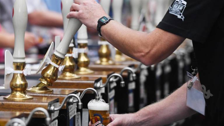 Mladoletnik ponaredil izkaznico in si naročil pivo