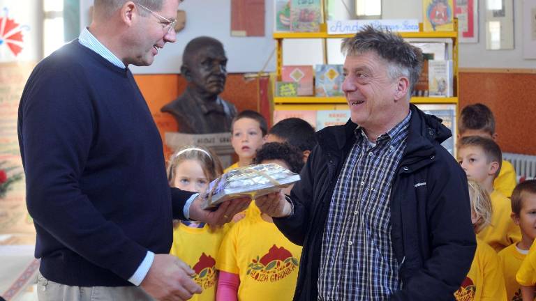 Pesnik Roza podaril &scaron;oli svojo otro&scaron;ko knjižnico