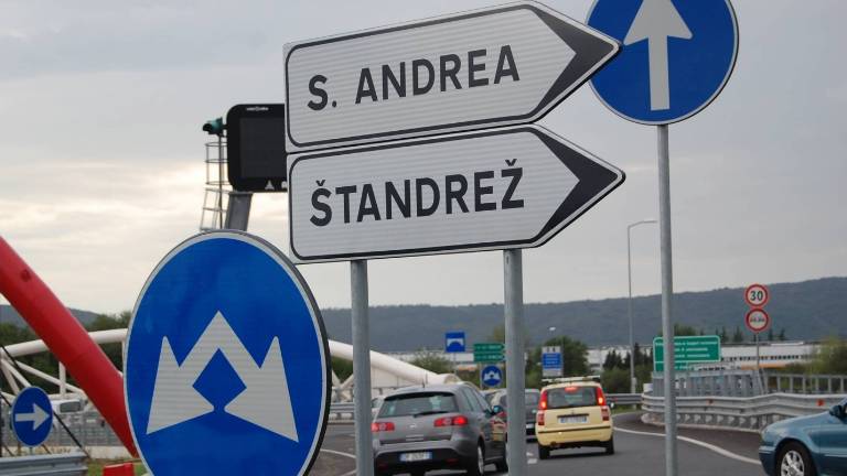 Kroži&scaron;če dvojezično, o avtocesti ni soglasja