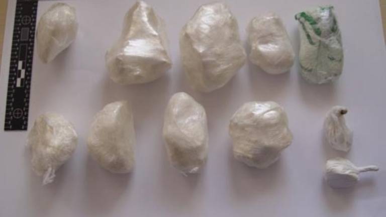 Pogoltnil zavojčke kokaina in umrl