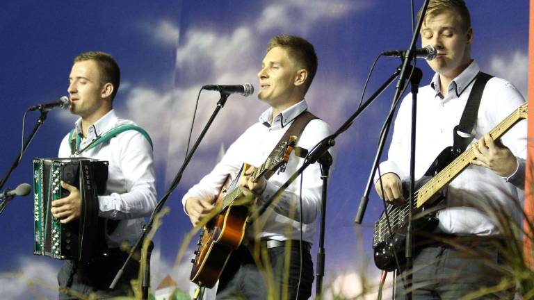 Za zmago se poteguje trideseterica ansamblov